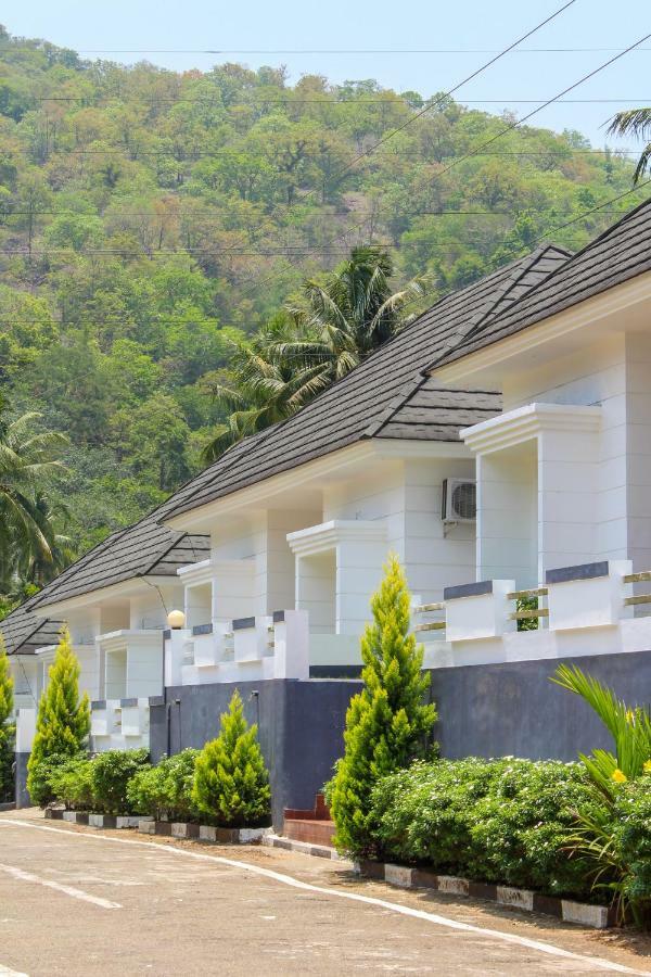 Magic Land Resorts Athirapally Irinjalakuda Dış mekan fotoğraf
